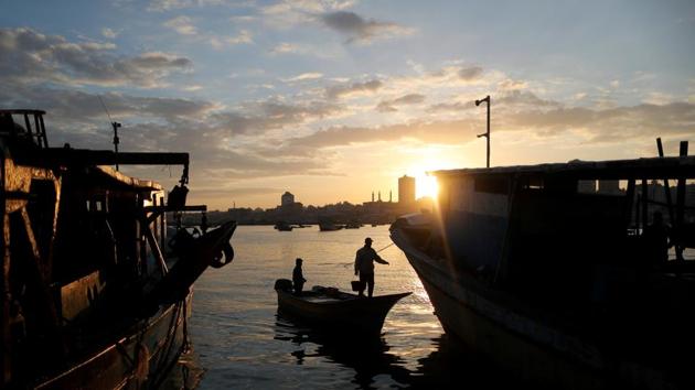 The sun rises as fishermen are seen at the seaport of Gaza City, after Israel expanded the fishing zone for Palestinians. (Suhaib Salem / REUTERS) The sun rises as fishermen are seen at the seaport of Gaza City, after Israel expanded the fishing zone for Palestinians. (Suhaib Salem / REUTERS)