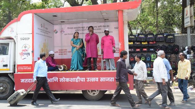 To enlighten voters of the importance of casting their vote, the Pune district collectorate launched voter awareness campaign at its office on Wednesday. Stage plays and rallies are organised as part of the programme. (HT PHOTO) 