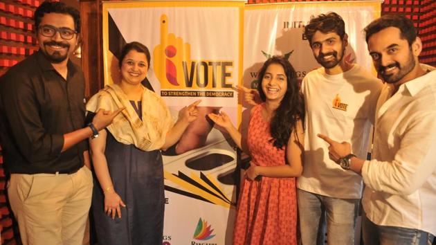 (From left) Kushal Khot, Pournima Manohar, Sayali Sanjeev, Aroh Velankar, Saurabh Gokhale during i vote campaign for upcoming election at Apte road on Thursday. (HT PHOTO) 