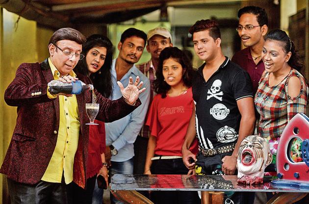 Magician Mandar Patil showing a magic trick to his students at Andheri (W) in Mumbai(Satyabrata Tripathy/HT Photo)