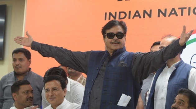 Former Bjp leader shstrughan sinha formerly join Indian national congress at AICC headquarters in New Delhi India on Saturday 6 April 2019(Mohd Zakir/ HT Photo)