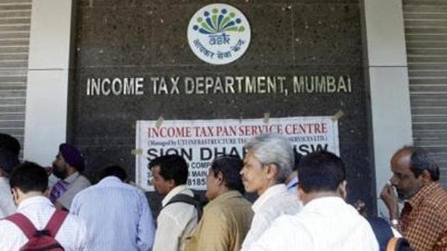 People stand in queue to file their IT returns on last day of financial year outside Income Tax office at BKC, Bandra in Mumbai, India.(Hindustan Times file photo)