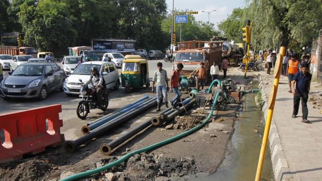 Repairs and laying of underground services have resulted in several arterial and traffic-heavy roads being dug up, leading to congestion even during non-peak hours.(Sanchit Khanna/Ht File Photo) Repairs and laying of underground services have resulted in several arterial and traffic-heavy roads being dug up, leading to congestion even during non-peak hours.(Sanchit Khanna/Ht File Photo)