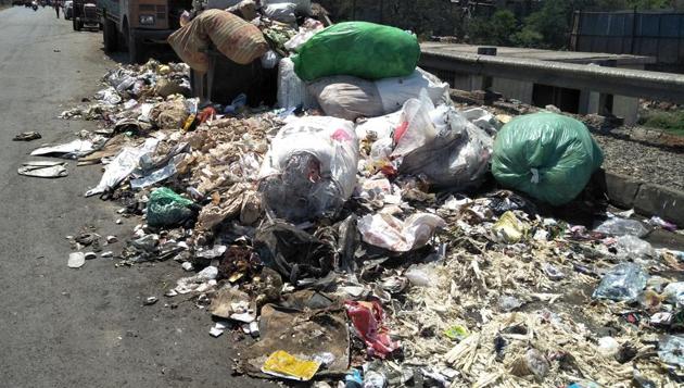 Uncleared garbage bin at Kudalwadi in PCMC.(HT PHOTO)