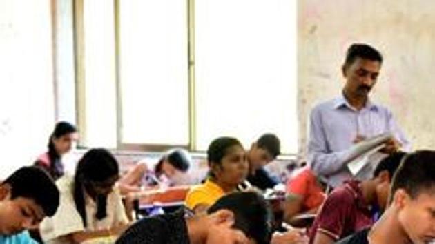 Students who are anxiously waiting for the result will know their marks soon when BSEB chairman Anand Kishor and additional chief secretary of Bihar Education Department RK Mahajan will Jointly declare the BSEB Class 10 results.(Bachchan Kumar/HT file)