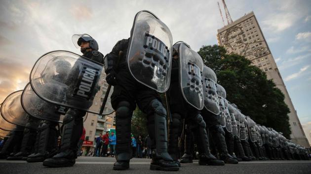 Riot police secure the Social Development Ministry in Buenos Aires after demonstrators attempted to camp outside the building during a protest called by Argentina’s union workers against the economic policies of the government of Argentina's President Mauricio Macri. (Emiliano Lasalvia / AFP) Riot police secure the Social Development Ministry in Buenos Aires after demonstrators attempted to camp outside the building during a protest called by Argentina’s union workers against the economic policies of the government of Argentina's President Mauricio Macri. (Emiliano Lasalvia / AFP)