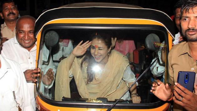 Bollywood actor and Congress Parliamentary candidate from Mumbai North Lok sabha constituency Urmila Matondkar with auto rickshaw drivers of Gorai area during her visit to the local Congress party office in Mumbai, Maharashtra. (PTI) Bollywood actor and Congress Parliamentary candidate from Mumbai North Lok sabha constituency Urmila Matondkar with auto rickshaw drivers of Gorai area during her visit to the local Congress party office in Mumbai, Maharashtra. (PTI)