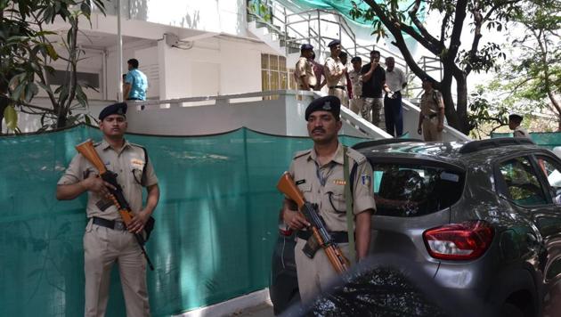 Policemen outside the residence of Praveen Kakkar, Officer on Special Duty (OSD) to Madhya Pradesh Chief Minister Kamal Nath, at Nadir colony in Bhopal during an Income Tax department raid on Sunday. (Mujeeb Faruqui/HT Photo) Policemen outside the residence of Praveen Kakkar, Officer on Special Duty (OSD) to Madhya Pradesh Chief Minister Kamal Nath, at Nadir colony in Bhopal during an Income Tax department raid on Sunday. (Mujeeb Faruqui/HT Photo)
