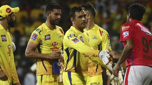 Chennai Super Kings captain MS Dhoni, second right, shakes hands with Kings XI Punjab captain Ravichandran Ashwin.(AP)