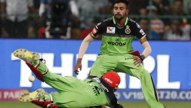 Royal Challengers Bangalore's Mohammed Siraj, right, watches teammate Parthiv Patel drop a catch.(AP)