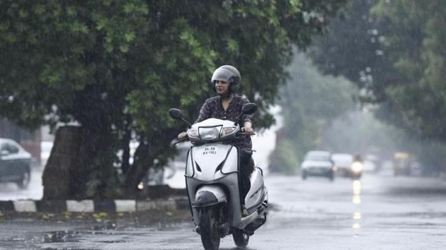 The India Meteorological Department (IMD) has forecast that a thunderstorm and squall could hit Delhi on Sunday.(Burhaan Kinu/HT File PHOTO) The India Meteorological Department (IMD) has forecast that a thunderstorm and squall could hit Delhi on Sunday.(Burhaan Kinu/HT File PHOTO)