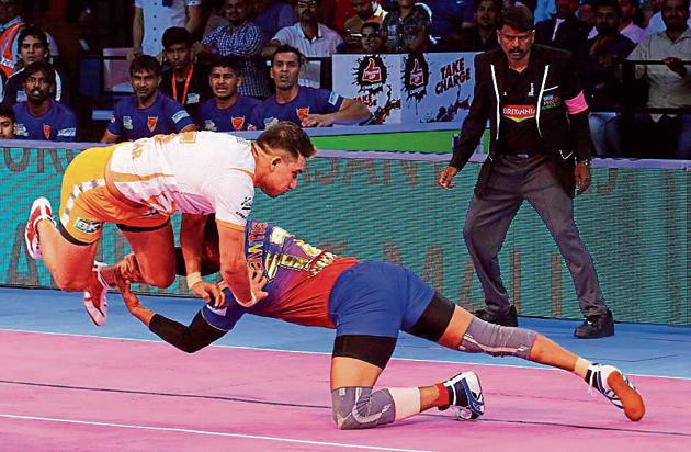 Nitin Tomar (white and orange) in action against Dabang Delhi KC during their Pro Kabaddi League Season 6 match.(HT FILE PHOTO)