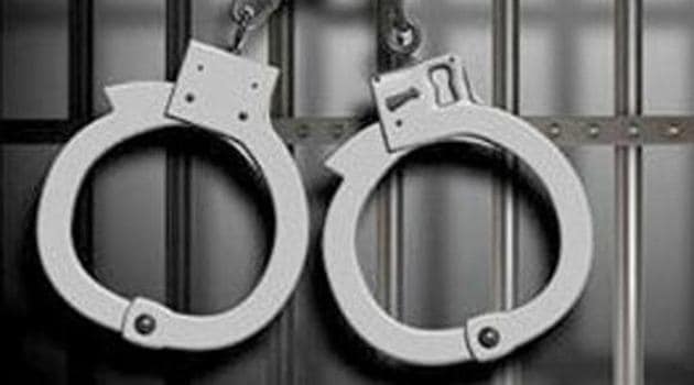 After chasing a mobile robber for more than 15 minutes over foot overbridges (FOB) and vacant railway tracks, Wadala Government Railway Police (GRP) officers arrested a 23-year-old mobile thief.(File Photo) After chasing a mobile robber for more than 15 minutes over foot overbridges (FOB) and vacant railway tracks, Wadala Government Railway Police (GRP) officers arrested a 23-year-old mobile thief.(File Photo)