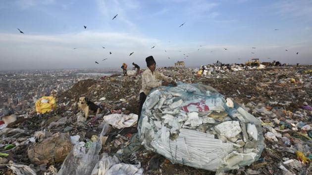The Aam Aadmi Party government in Delhi and the Bharatiya Janata Party-ruled municipalities are likely headed for another face-off with the government asking the civic bodies to pay the ₹25 crore fine that the National Green Tribunal (NGT) had imposed on it for failing to curb air pollution in the city. The NGT had penalised the government in December last year on a petition filed by two city residents. (Burhaan Kinu / HT Photo) The Aam Aadmi Party government in Delhi and the Bharatiya Janata Party-ruled municipalities are likely headed for another face-off with the government asking the civic bodies to pay the ₹25 crore fine that the National Green Tribunal (NGT) had imposed on it for failing to curb air pollution in the city. The NGT had penalised the government in December last year on a petition filed by two city residents. (Burhaan Kinu / HT Photo)
