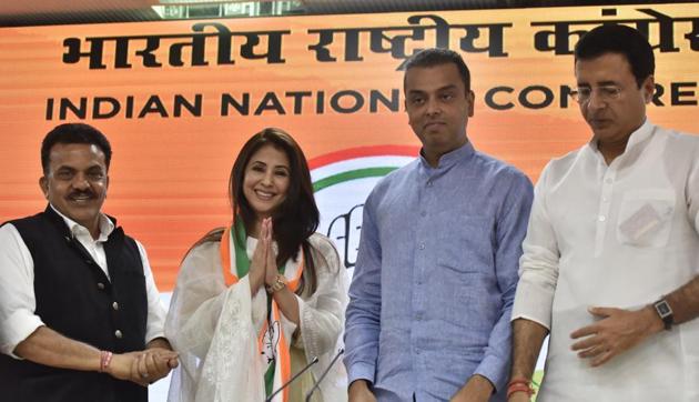 Congress candidate for Mumbai’s North West constituency Sanjay Nirupam has teamed up with Patidar leader Hardik Patel and actor-turned-politician Urmila Matondkar to woo the young voters in his constituency on Sunday.(Sonu Mehta/HT PHOTO)