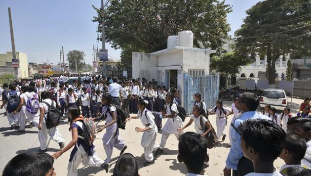 According to officials at the directorate of education (DoE), this school is perhaps the only school in Delhi that works in four shifts.(Burhaan Kinu/HT File PHOTO)