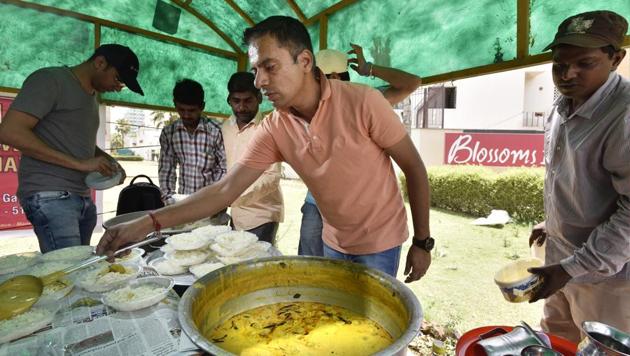 Delhi’s civic agencies said that they would follow the directives, such as preventing use of plastic and foam cutlery for prasad distribution in temples and privately organised community feasts (bhandaras). (Sanjeev Verma/HT File PHOTO) Delhi’s civic agencies said that they would follow the directives, such as preventing use of plastic and foam cutlery for prasad distribution in temples and privately organised community feasts (bhandaras). (Sanjeev Verma/HT File PHOTO)