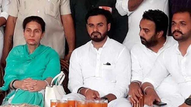 Gangster Randeep Singh sharing the dias with Congress candidate Preneet Kaur in Patiala on Monday.(HT Photo)