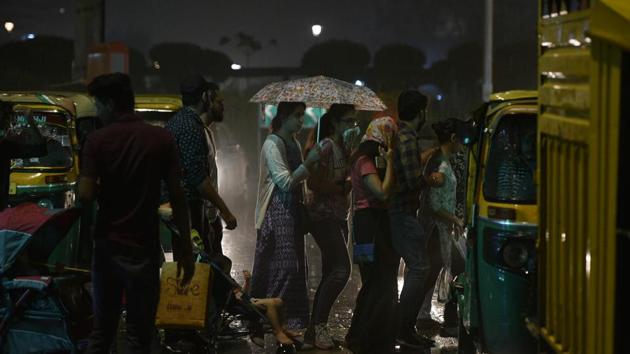 A dust storm, thunder and light rain on Sunday evening brought slight relief from rising temperatures. (Biplov Bhuyan/HT PHOTO) A dust storm, thunder and light rain on Sunday evening brought slight relief from rising temperatures. (Biplov Bhuyan/HT PHOTO)