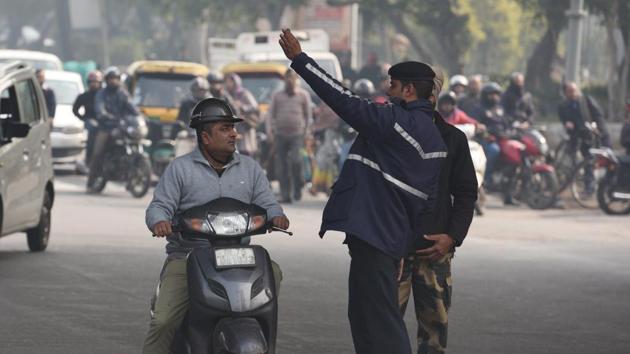 The Delhi traffic police organised an awareness campaign to sensitise citizens about road safety rules, the importance of the golden hour and Good Samaritan laws on the occasion of World Health Day on Sunday.(Raj K Raj/HT File PHOTO)