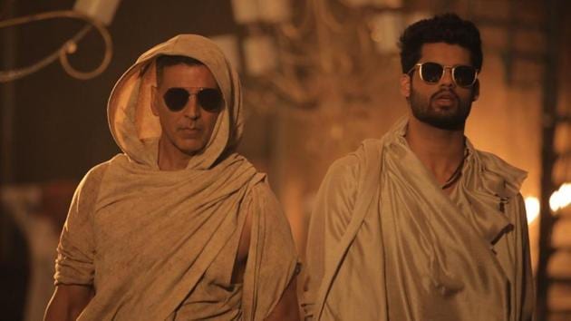 Akshay Kumar and Karan Kapadia in a shot from a new song for Blank.(Twitter)