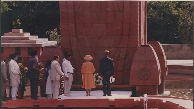 Queen Elizabeth II and the Duke of Edinburgh pay homage at Jallianwala Bagh, Amritsar(HT PHOTO)