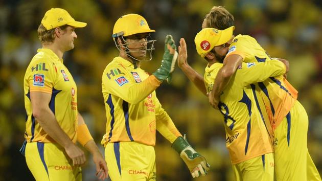 Chennai Super Kings cricketer Imran Tahir and Mahendra Singh Dhoni (C) celebrate a wicket of Kolkata Knight cricketer Shubman Gill. (AFP)