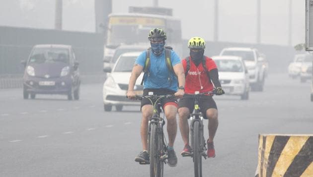In Gurugram, PM2.5 has been increasing by at least 2ug/m3 every year, states the recent Air Quality Life Index report. (Yogendra Kumar/HT File Photo) In Gurugram, PM2.5 has been increasing by at least 2ug/m3 every year, states the recent Air Quality Life Index report. (Yogendra Kumar/HT File Photo)