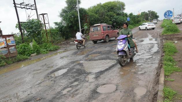The Pimpri Chinchwad residents in their manifesto have citied problems of improper waste management, lack of proper drainage system, water clogging and potholes. (HT PHOTO) The Pimpri Chinchwad residents in their manifesto have citied problems of improper waste management, lack of proper drainage system, water clogging and potholes. (HT PHOTO)