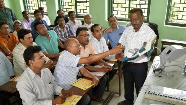 Poll officials demonstrating the functioning of Electronic Voting Machine (EVM) and Voter Verified Paper Audit Trail (VVPAT) during a training programme ahead Lok Sabha Election in Patna.(Santosh Kumar / HT Photo) Poll officials demonstrating the functioning of Electronic Voting Machine (EVM) and Voter Verified Paper Audit Trail (VVPAT) during a training programme ahead Lok Sabha Election in Patna.(Santosh Kumar / HT Photo)