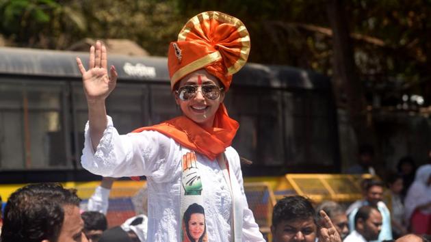 Urmila Matondkar outside collector’s office on Monday.(Satyabrata Tripathy/HT Photo)