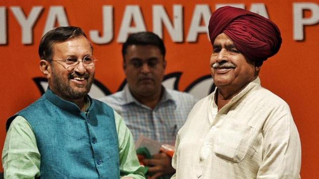 Gujjar leader Kirori Singh Bainsla join BJP in the presence of Union HRD minister Prakash Javadekar at BJP headquarters in New Delhi on Wednesday.(Raj K Raj/HT photo)