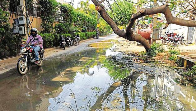 Sewer water overflows on a street near the Huda market in Sector 15 on Tuesday. Residents in several other sectors have also complained about overflowing drains. (PARVEEN KUMAR/HT PHOTO) Sewer water overflows on a street near the Huda market in Sector 15 on Tuesday. Residents in several other sectors have also complained about overflowing drains. (PARVEEN KUMAR/HT PHOTO)