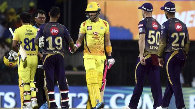 Chennai Super Kings Faf du Plessis, center shakes his hands with Dinesh Karthik of Kolkata Knight Riders.(AP)