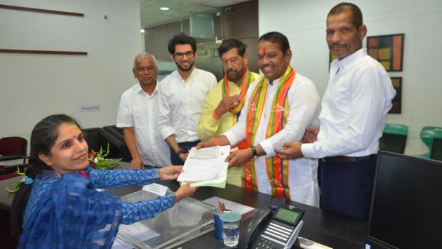 Shiv Sena candidate Shrirang Barne filed his nomination for Maval constituency on Tuesday. (HT PHOTO) 