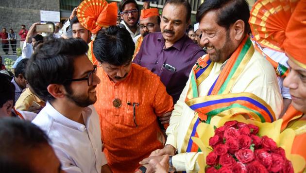 (Left) Aditya Thackeray arrives at an rally of Shivajirao Adhalrao in front of collector office before he goes to fill his application for election in Shirur constituency on Tuesday. (SANKET WANKHADE/HT PHOTO) 