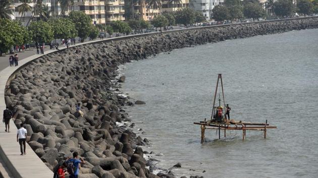 Workers conducted soil testing for the coastal road project at Marine Drive in Mumbai on April 5.(Satyabrata Tripathy/HT Photo)