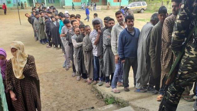 Voters outside a polling centre in Bandipora district of Jammu and Kashmir on Thursday.(Waseem Andrabi/ HT)