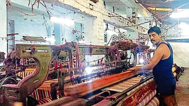 Local weaver leader has written to the UP govt several times and met UP CM Yogi at Gorakhnath temple, but to no avail (HT) Local weaver leader has written to the UP govt several times and met UP CM Yogi at Gorakhnath temple, but to no avail (HT)