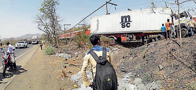 A trailer crashed into the railway tracks parallel to the road after a tempo hit it. (HT Photo) A trailer crashed into the railway tracks parallel to the road after a tempo hit it. (HT Photo)