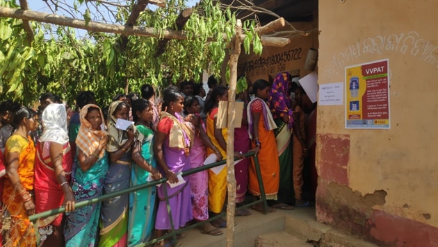 Voters queue up at a polling booth in Jantapai village in Odisha’s Malkangiri district to cast their votes in Thursday. (HT Photo) Voters queue up at a polling booth in Jantapai village in Odisha’s Malkangiri district to cast their votes in Thursday. (HT Photo)