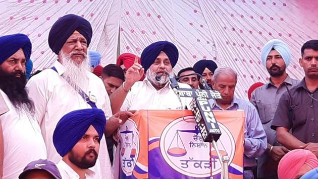 Addressing rallies in Jaitu and Giddarbaha, Sukhbir sought to turn tables on the Congress party over the Panthic issues(HT Photo)