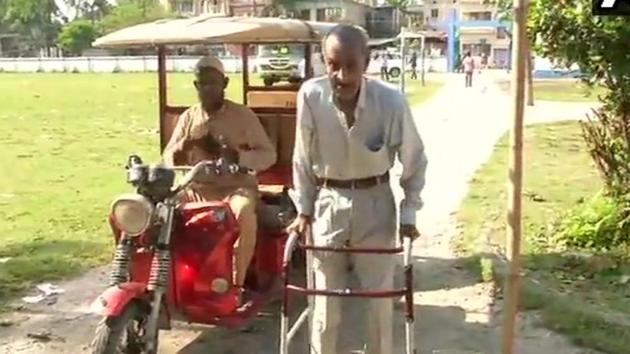 A senior citizen on way to the polling booth to cast his vote in Coochbehar, April 11, 2019.(ANI / Twitter) A senior citizen on way to the polling booth to cast his vote in Coochbehar, April 11, 2019.(ANI / Twitter)