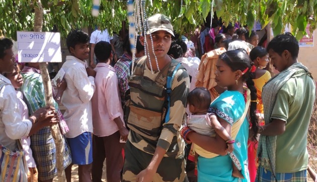 Tribals queue up at a polling station in Jantapai village of Odisha’s Malkangiri district to cast their votes on Thursday. (HT Phptp) Tribals queue up at a polling station in Jantapai village of Odisha’s Malkangiri district to cast their votes on Thursday. (HT Phptp)