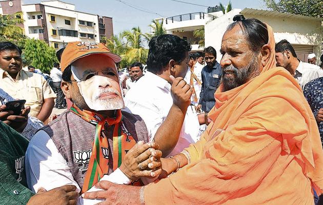 Jai Siddheshwar Shivacharya, a Lingayat spiritual leader is the Bharatiya Janata Party’s (BJP) candidate for the 2019 Lok Sabha elections in Solapur. Based on the caste split of votes in the area, Shivacharya is emerging as an unlikely power horse.(Pratham Gokhale/HT Photo)