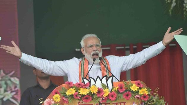 Prime Minister Narendra Modi addresses the audience during an election rally, in Bhagalpur on Thursday.(Santosh Kumar /HT Photo)