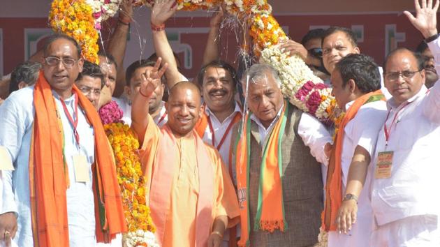 Uttar Pradesh CM Yogi Adityanath along with BJP candidate from Ghaziabad General VK Singh an election campaign rally, on Tuesday, April 09, 2019.(Sakib Ali / HT Photo)