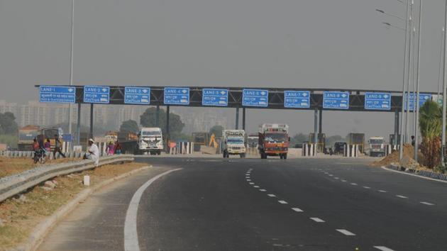 GMDA to repair master sewer line along Old Delhi-Ggm Road (Photo by Parveen Kumar/Hindustan Times)