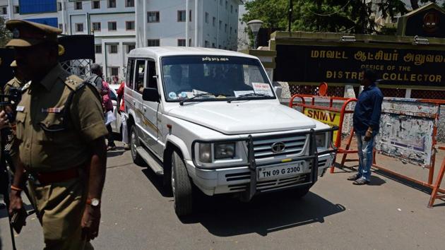 Naresh (not his real name) is part of one of 60 “mobile flying squads” in just one district of Tamil Nadu, where political parties are notoriously generous at election time. “We never really know how our day will end,” Naresh, a policeman, said as AFP accompanied him and his team of officials around Coimbatore in their two SUVs. (Arun Sankar / AFP) Naresh (not his real name) is part of one of 60 “mobile flying squads” in just one district of Tamil Nadu, where political parties are notoriously generous at election time. “We never really know how our day will end,” Naresh, a policeman, said as AFP accompanied him and his team of officials around Coimbatore in their two SUVs. (Arun Sankar / AFP)