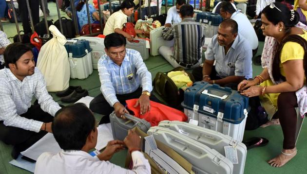 Election officials carry Electronic Voting Machine (EVM) ahead of the Lok Sabha polls in Nagpur. (ANi photo) Election officials carry Electronic Voting Machine (EVM) ahead of the Lok Sabha polls in Nagpur. (ANi photo)